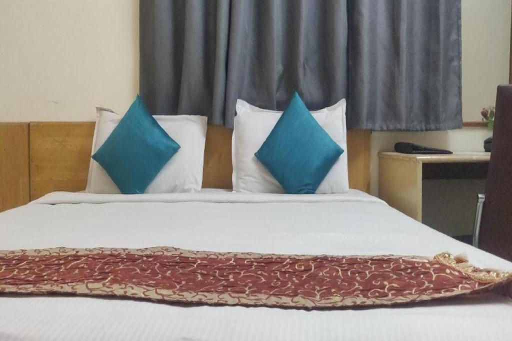 Deluxe Room with Balcony — Aster Vue Hotel